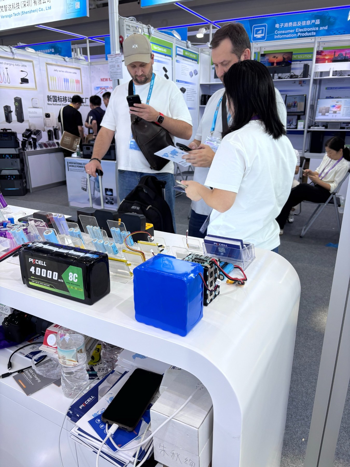PKCELL广交会展位桌面陈列电池PACK及不同形态的电池样品。 PKCELL广交会展位桌面陈列电池PACK及不同形态的电池样品。