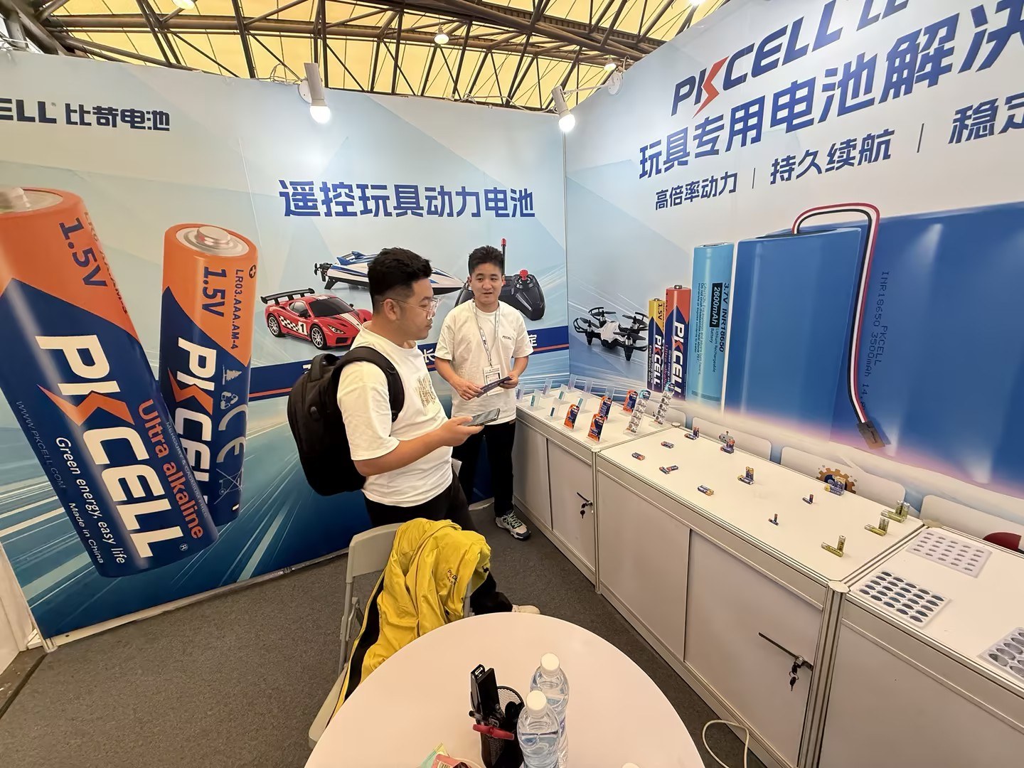 PKCELL展位近景展示玩具设备电池样品、产品陈列和玩具电池应用画面。 PKCELL展位近景展示玩具设备电池样品、产品陈列和玩具电池应用画面。