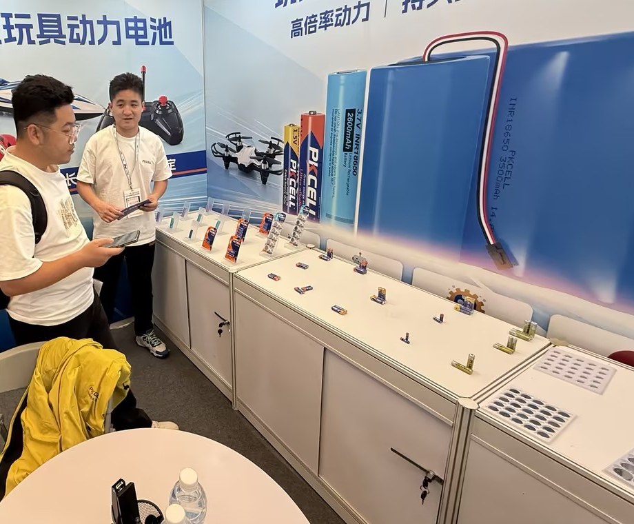 PKCELL玩具展展台陈列电池样品,工作人员与来访者围绕产品进行交流。 PKCELL玩具展展台陈列电池样品,工作人员与来访者围绕产品进行交流。