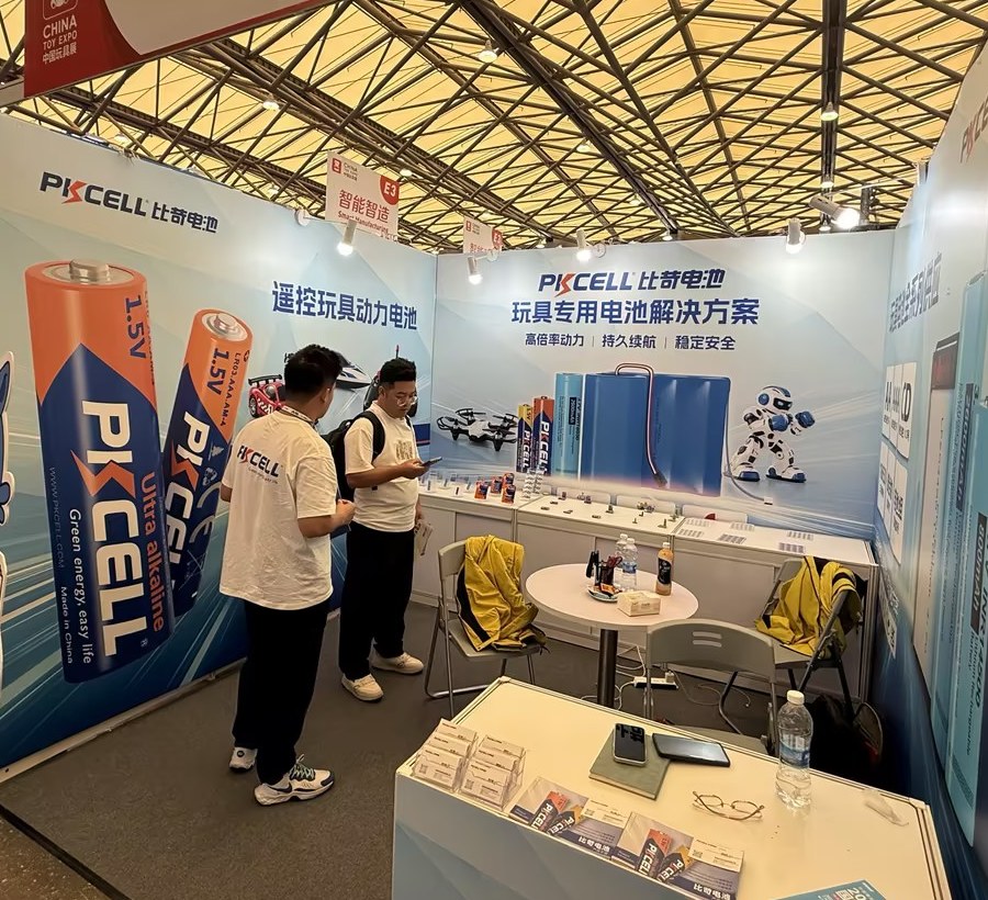PKCELL中国玩具展展位内工作人员与来访者查看产品并沟通电池需求。 PKCELL中国玩具展展位内工作人员与来访者查看产品并沟通电池需求。