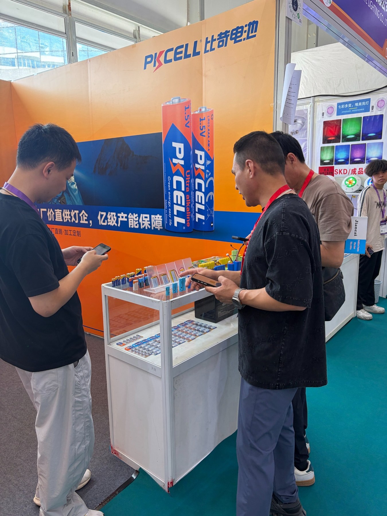 PKCELL工作人员与来访者在古镇灯博会展位围绕电池样品进行交流 PKCELL工作人员与来访者在古镇灯博会展位围绕电池样品进行交流