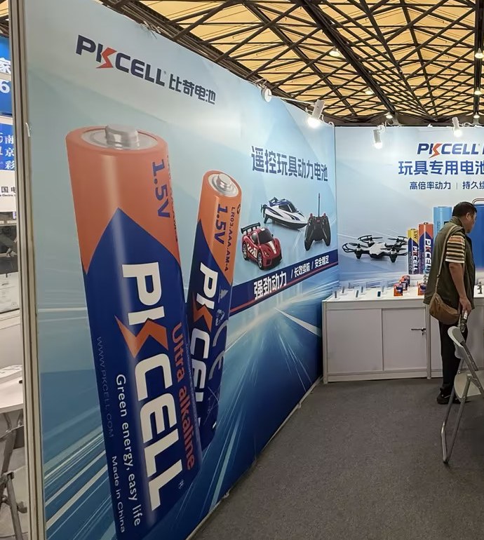 PKCELL展位左侧展示遥控玩具动力电池及遥控车等玩具应用示意。 PKCELL展位左侧展示遥控玩具动力电池及遥控车等玩具应用示意。
