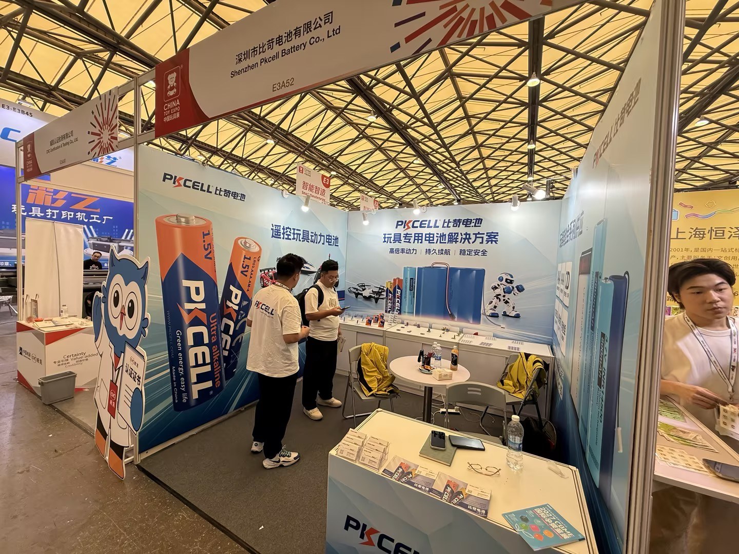 第24届中国玩具展PKCELL展位侧面视角,工作人员在展台内介绍电池样品。 第24届中国玩具展PKCELL展位侧面视角,工作人员在展台内介绍电池样品。