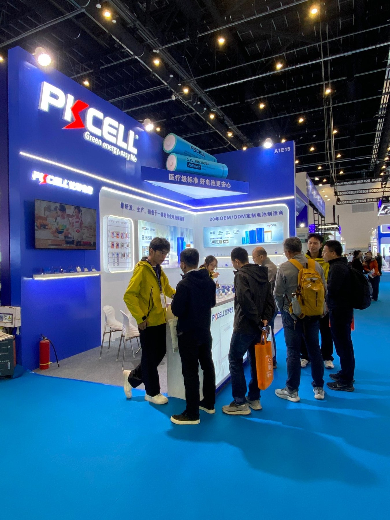 来访者在PKCELL第94届CMEF秋季展A1E15展位查看电池产品并与工作人员交流。 来访者在PKCELL第94届CMEF秋季展A1E15展位查看电池产品并与工作人员交流。